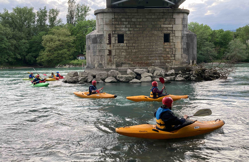 groupe en pratique dans canoë jaune sur la rivière calme